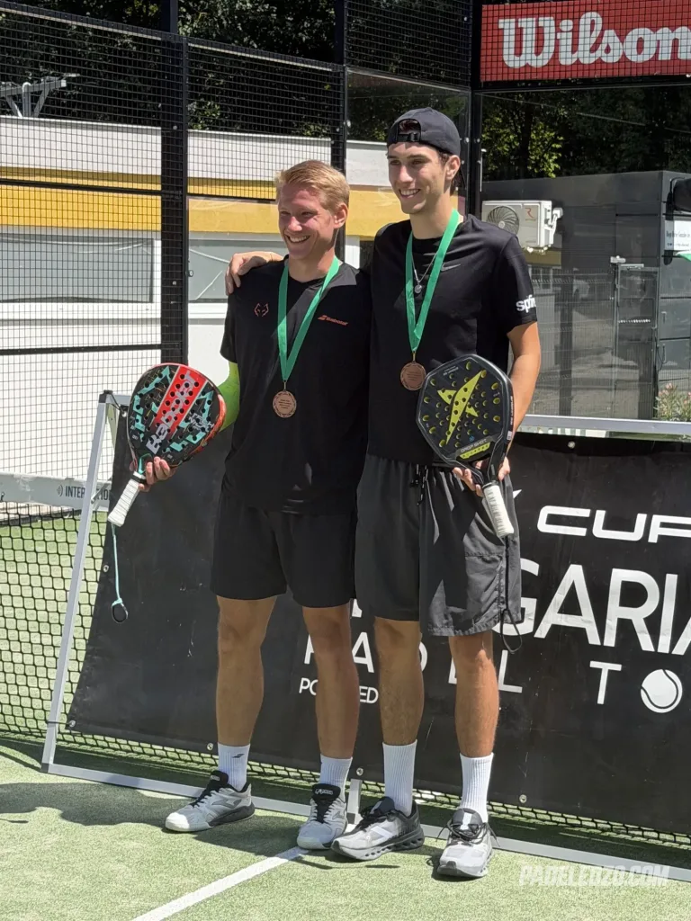 Erik és játékostársa érmekkel a szabadtéri padelpályán
