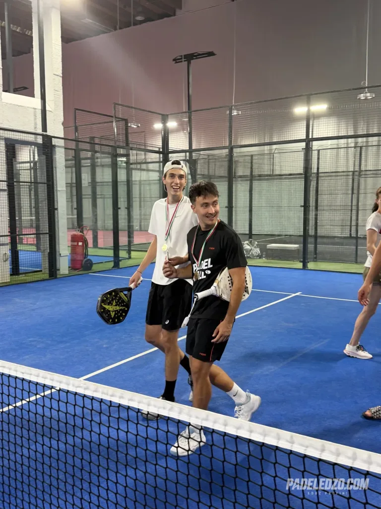 Erik és játékostársa érmekkel a fedett padelpályán