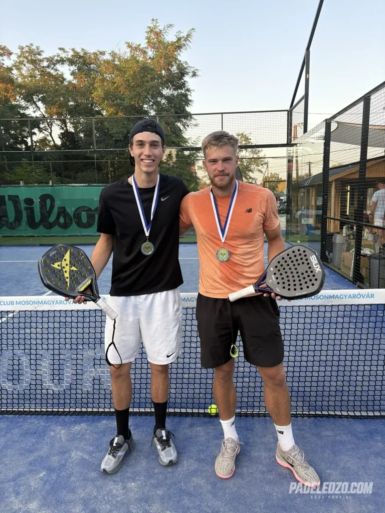 Erik fekete pólóban és játékostársa érmekkel, padelütőkkel
