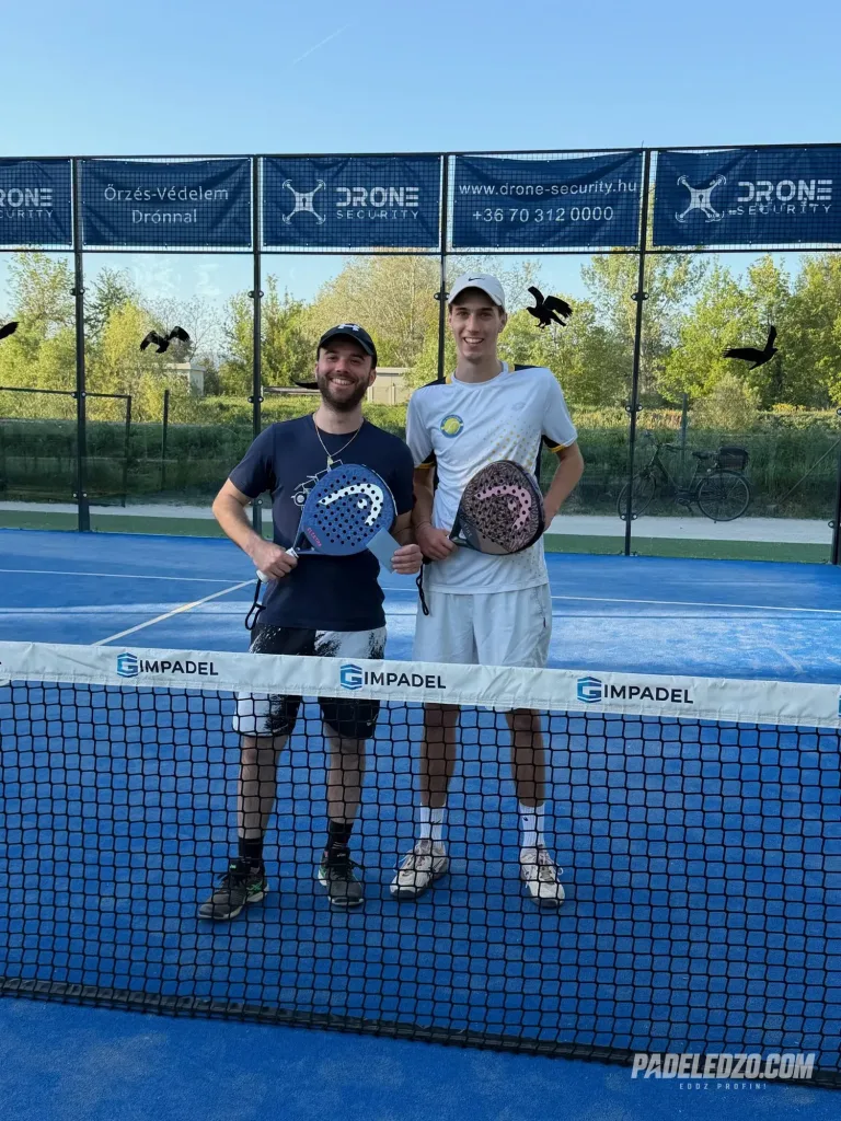 Erik fehér sportruhában és játékostársa padelütőkkel a hálónál