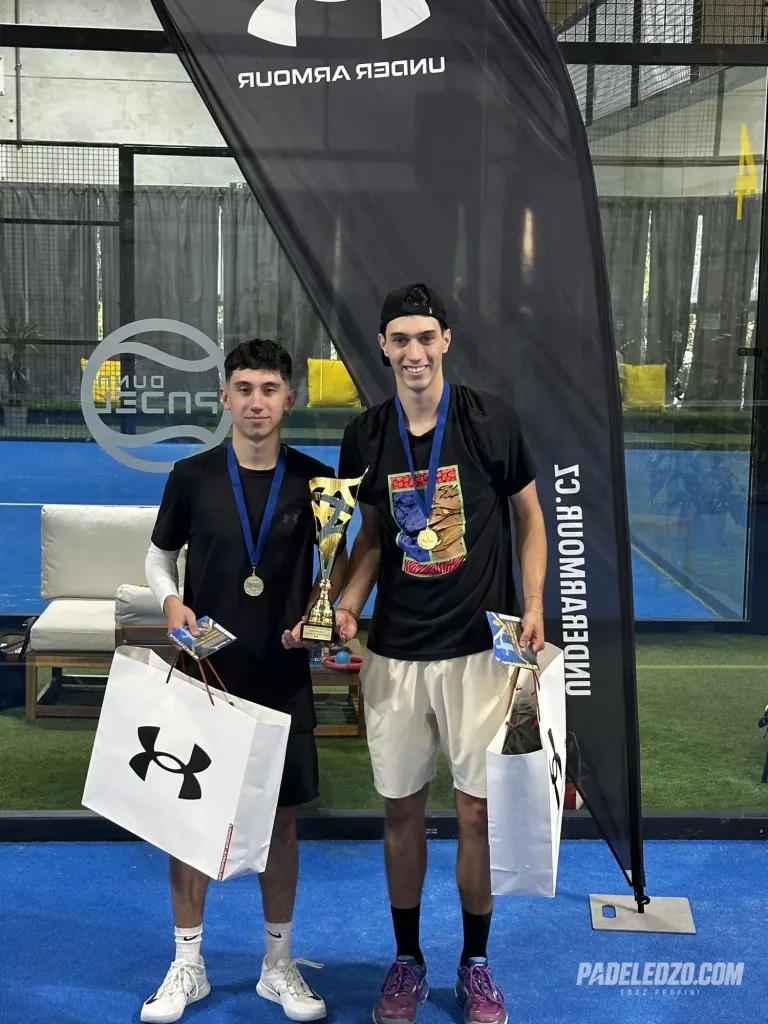 Erik és Boti érmekkel és kupával a padelpályán