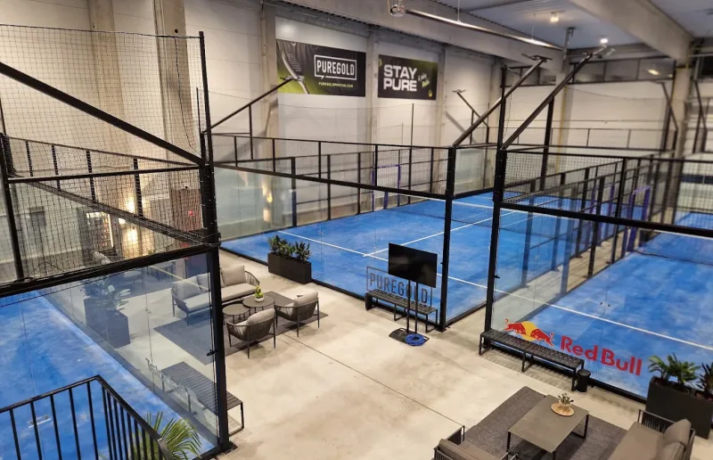 The indoor courts and lounge area of Flow Padel Újpest