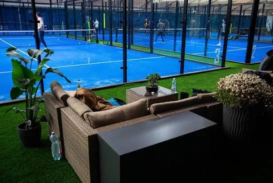 The indoor courts and lounge area of Top Padel Városmajor